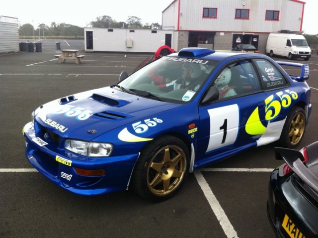  El primer subaru jamás construido, en la esquina de Nutts 